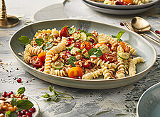 Image of Arabischer Pastasalat mit Nussdressing