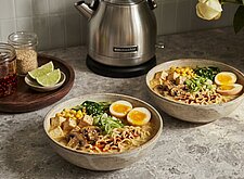 Image of Curry Ramen mit Gemüse und Kokosmilch