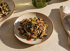 Image of Miso Pasta mit Pilzen und Chili Öl