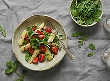 Image of Spargel Salat mit Erdbeeren und Rucola
