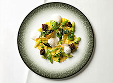 Image of Riebelmais-Ravioli mit Spitzmorchelsauce