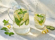 Image of Infused Water mit Zitrone und Minze