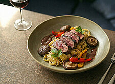 Image of Straußensteak mit Nudeln