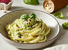 Image of Avocado-Linguine mit Basilikum