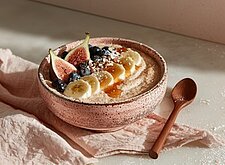 Image of Warmer Früchtebrei mit Nüssen und Früchten
