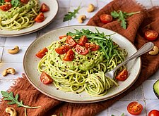 Image of Spaghetti mit Avocadosauce und Tomaten