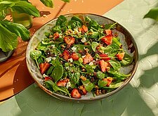 Image of Spinatsalat mit Feta und Erdbeeren