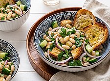 Image of Bohnen Salat mit Kräutern und geröstetem Brot