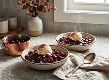 Image of Schoko Crumble mit heißen Kirschen