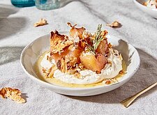 Image of Pochierte Quitten mit Mascarpone und Haselnusskrokant