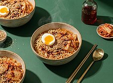 Image of Kimchi Ramen mit Ei und Sesam