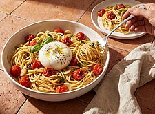 Image of Sharing Pasta mit Tomaten und Burrata