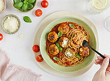 Image of Hackbällchen auf Nudeln