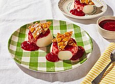 Image of Himbeer Panna Cotta mit Mandelkrokant