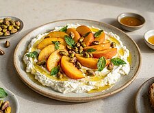 Image of Whipped Feta mit Pfirsich und Pistazien