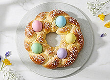 Image of Osterkranz mit bunten Eiern