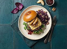 Image of Winter Burger mit Rotkraut und Raclettekäse