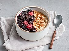 Image of Porridge mit Beerenkompott