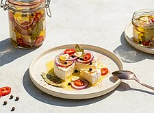 Image of Pikant eingelegter Camembert