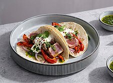 Image of Thunfisch Tacos mit Paprika und Kräuteröl