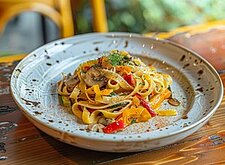 Image of Safran Nudeln mit Fenchel und Paprika Gemüse