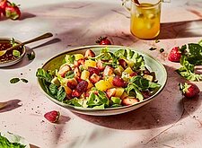 Image of Salat mit Erdbeeren und Schafskäse