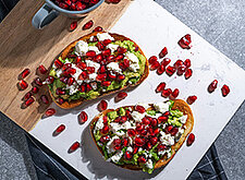 Image of Granatapfel-Feta-Avocado-Brot