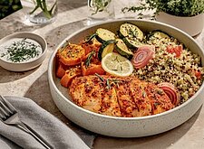 Image of Hähnchenbrust mit Ofengemüse und Tomatenquinoa