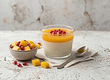 Image of Panna Cotta mit Mangosauce und Granatapfel