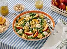 Image of Tortellini Salat mit Nektarinen und Rucola