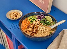 Image of Erdnuss-Ramen mit Tofu und Limette