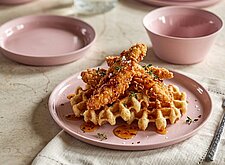 Image of Knuspriges Huhn auf Waffeln mit Chilihonig