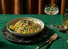 Image of Avocado-Linguine mit Lachs