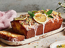 Image of Zitronenkuchen mit Mandelkrokant und Ananas