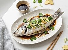Image of Gedämpfter Wolfsbarsch mit Ingwer und Frühlingszwiebeln
