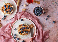 Image of Reiswaffeln mit Erdnussbutter und Blaubeeren