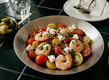 Image of Tomaten-Shrimpssalat mit Ziegenkäse