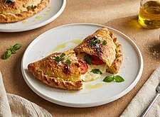 Image of Tomaten Mozzarella Calzone