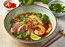 Image of Nudelsuppe mit Schweinefleisch und Garnelen