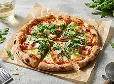 Image of Pizza mit Rucola und Speck