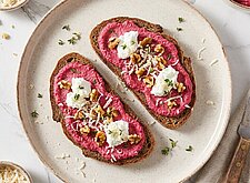 Image of Rote-Rüben-Kren-Stulle mit Ziegenfrischkäse
