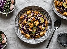 Image of Tofu Tempeh Pfanne mit Rotkohl