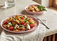 Image of Pasta Chips Salat mit Tomaten und Mozzarella