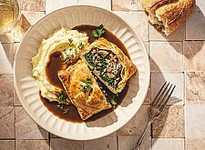Image of Spinat-Pilzbraten mit Kartoffelstampf und Bratensoße