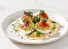 Image of Russische Eier mit Avocadocreme und Prosciutto