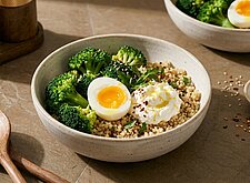 Image of Brokkoli Bowl mit Ei und Ricotta