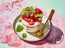 Image of Sahnecreme mit Erdbeeren und Kiwi