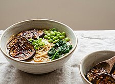 Image of Ramen mit Aubergine und Miso-Glasur