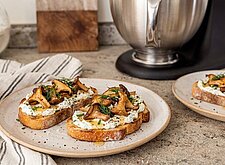 Image of Shiitake Toasts mit Frischkäse und Kräutern