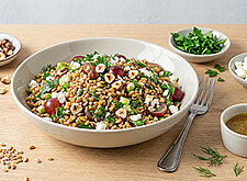 Image of Weizen Salat mit Trauben und Haselnüssen